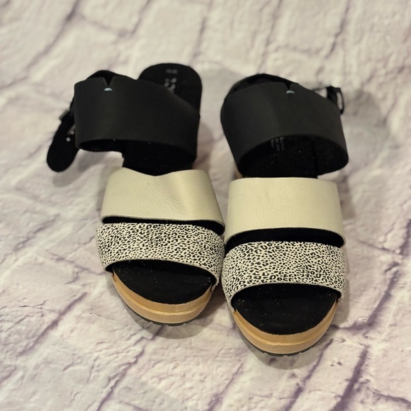🔵TOMS “NWOT” Stylish Black and White Clog Sandals - Picture 8 of 8